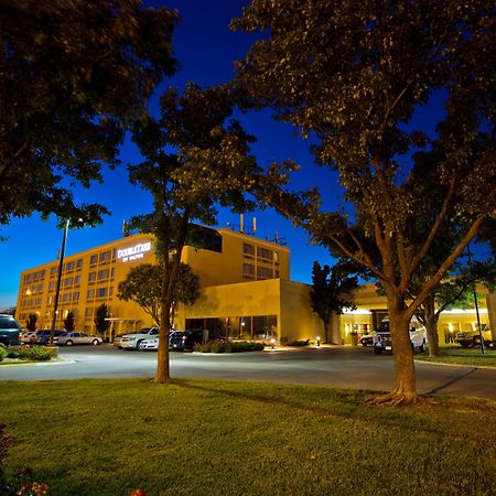 Doubletree By Hilton Wichita Airport Hotel Exterior photo