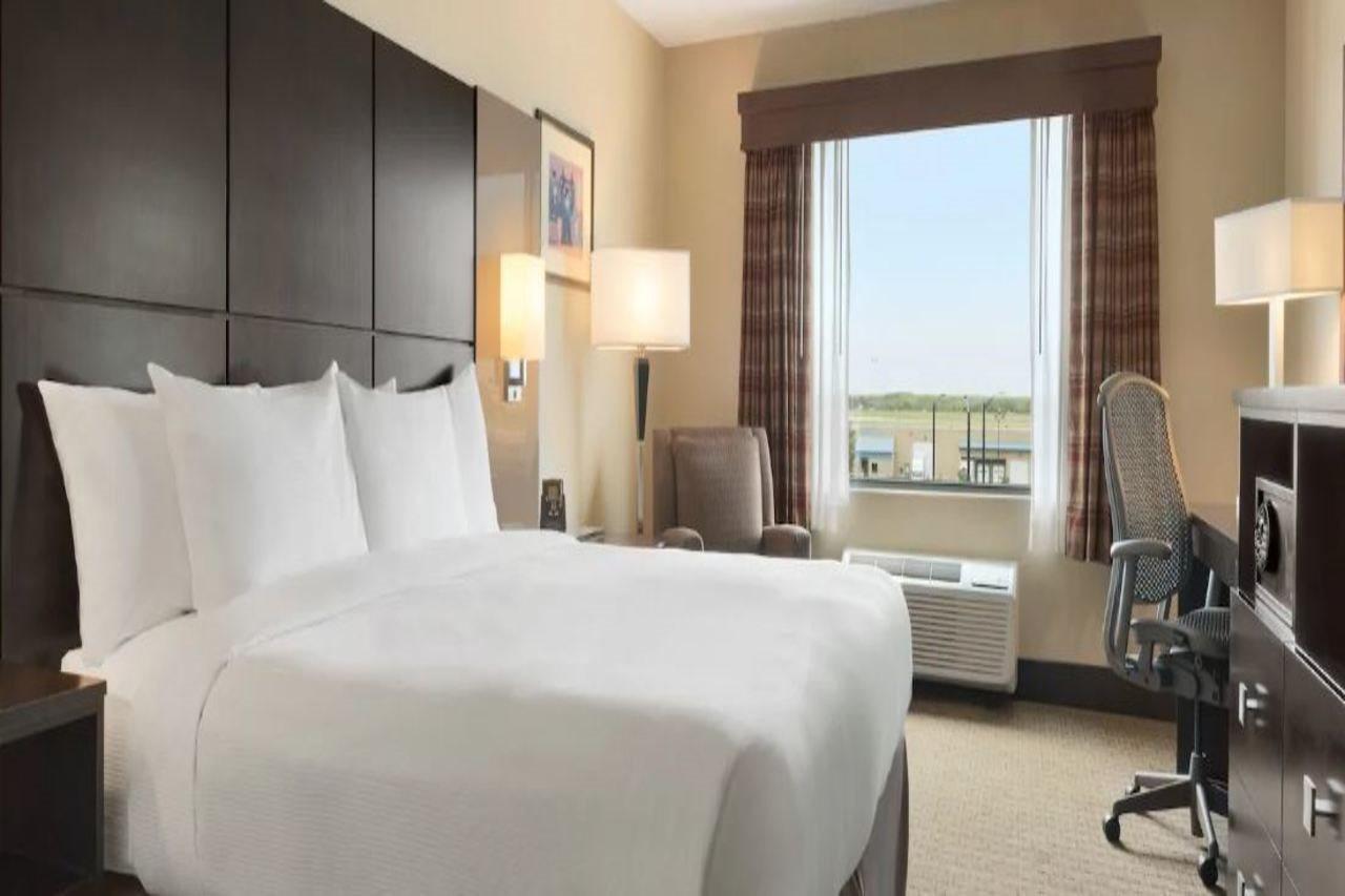 Doubletree By Hilton Wichita Airport Hotel Exterior photo