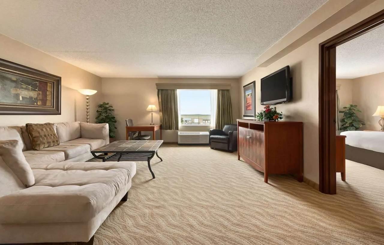 Doubletree By Hilton Wichita Airport Hotel Exterior photo