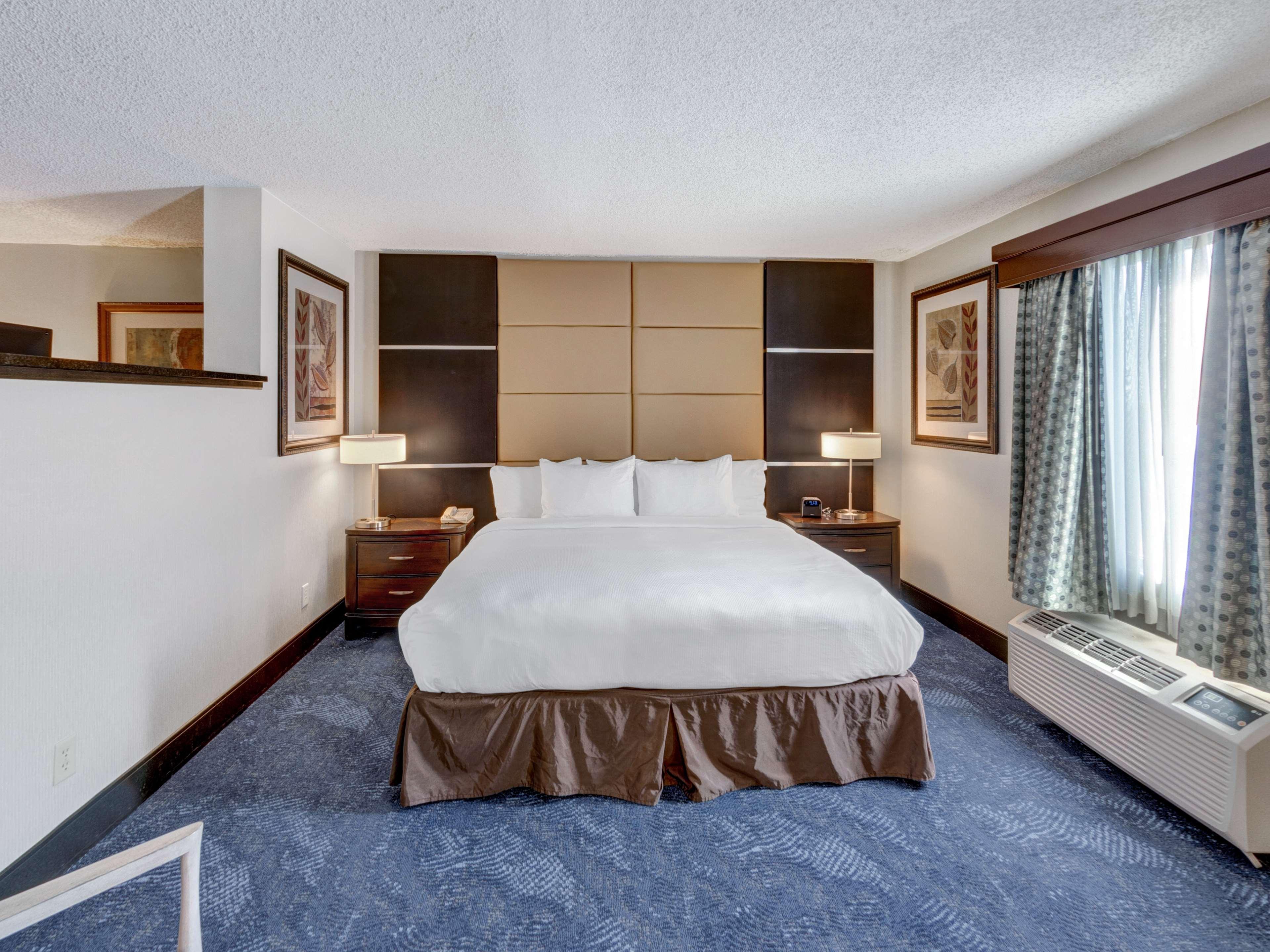Doubletree By Hilton Wichita Airport Hotel Exterior photo