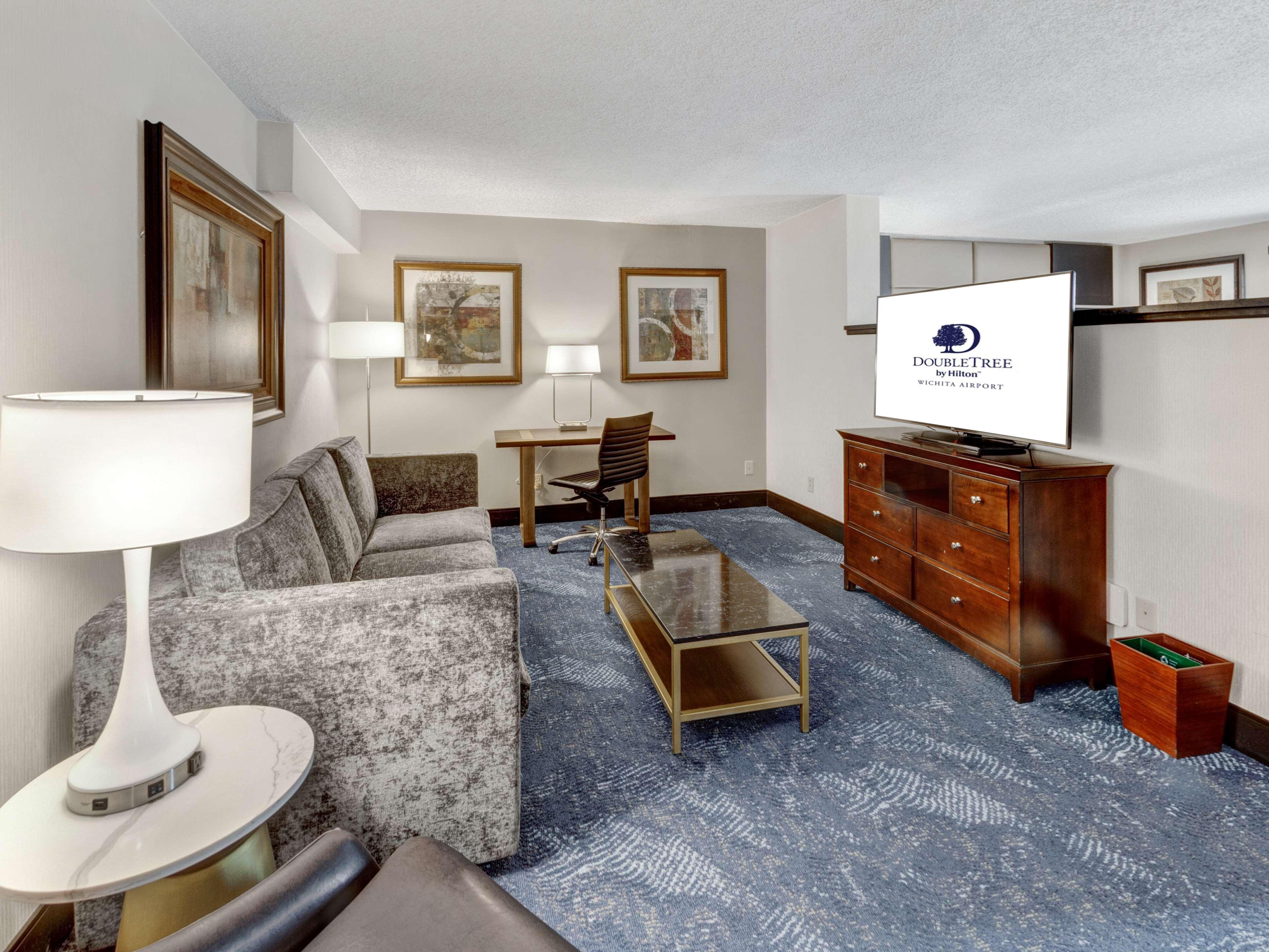 Doubletree By Hilton Wichita Airport Hotel Exterior photo
