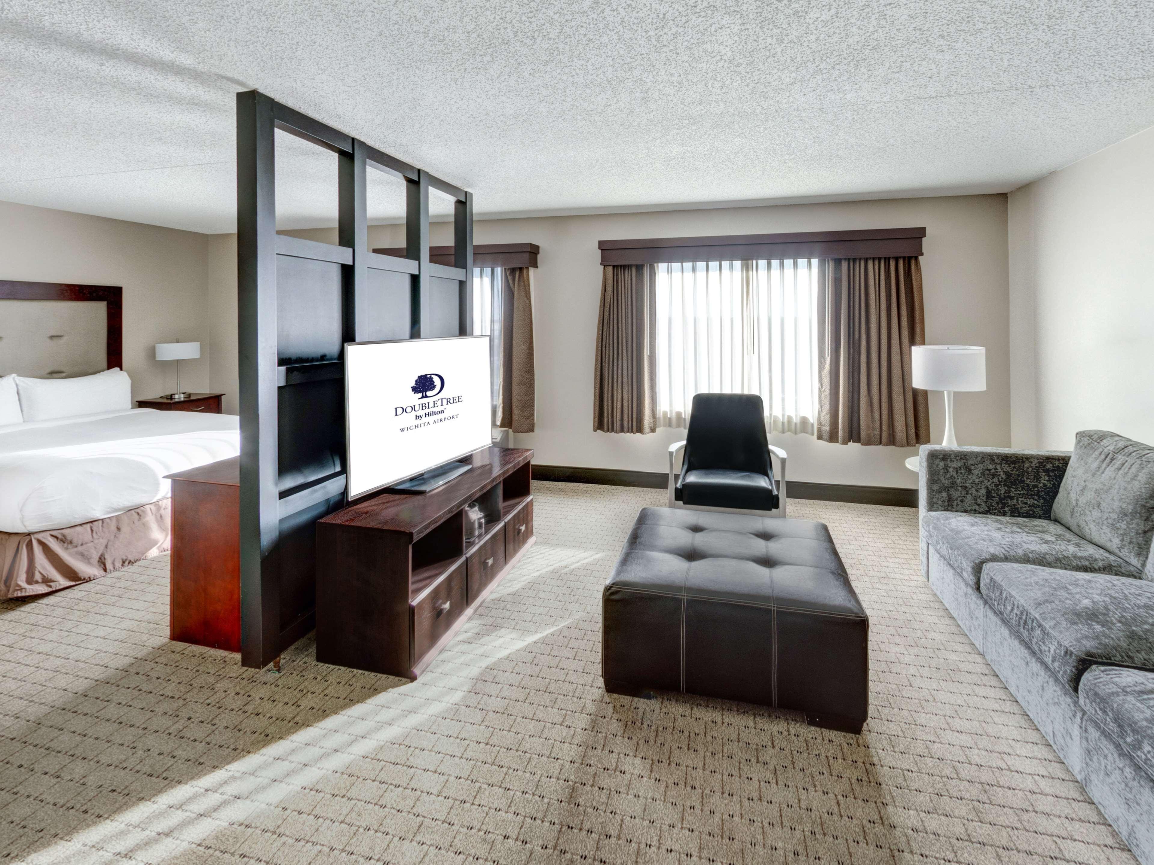 Doubletree By Hilton Wichita Airport Hotel Exterior photo