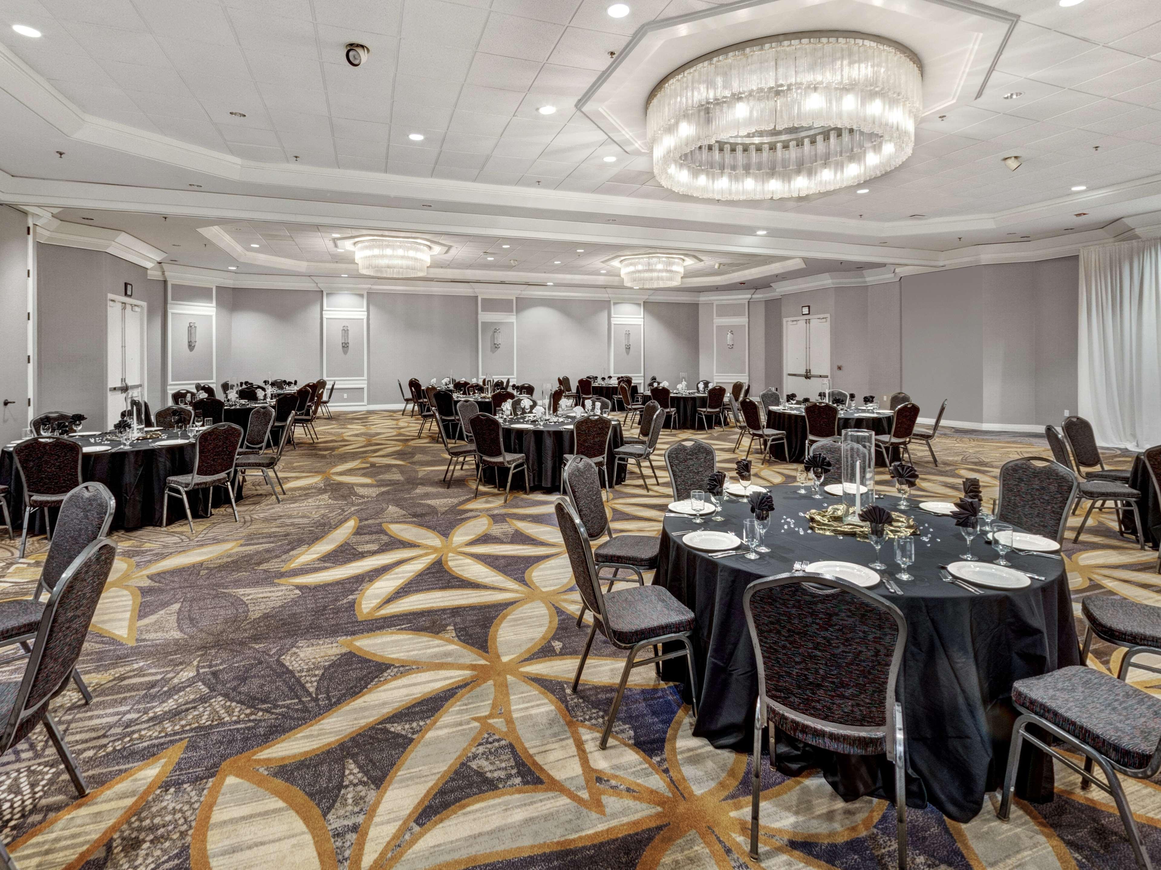 Doubletree By Hilton Wichita Airport Hotel Exterior photo