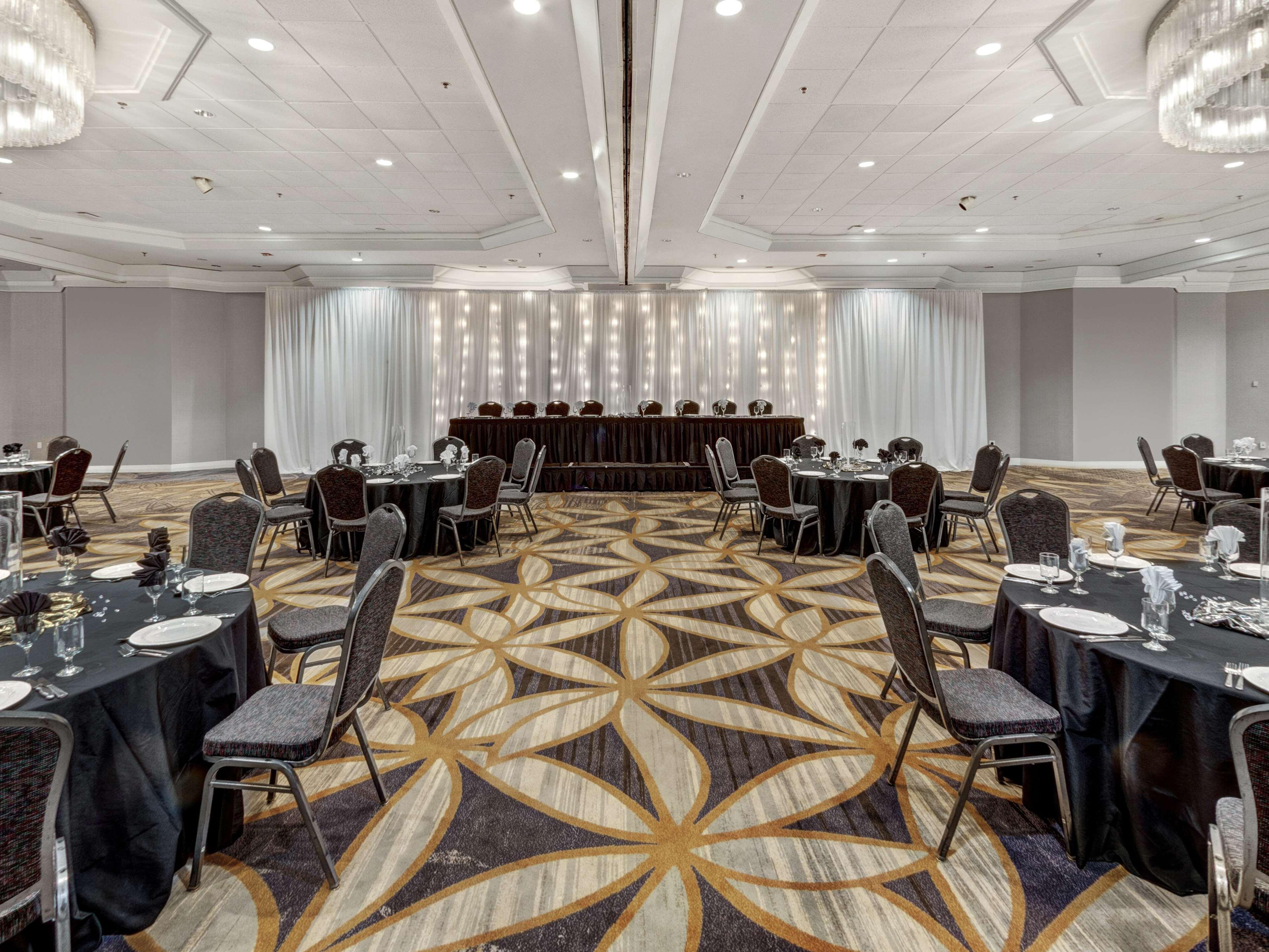 Doubletree By Hilton Wichita Airport Hotel Exterior photo