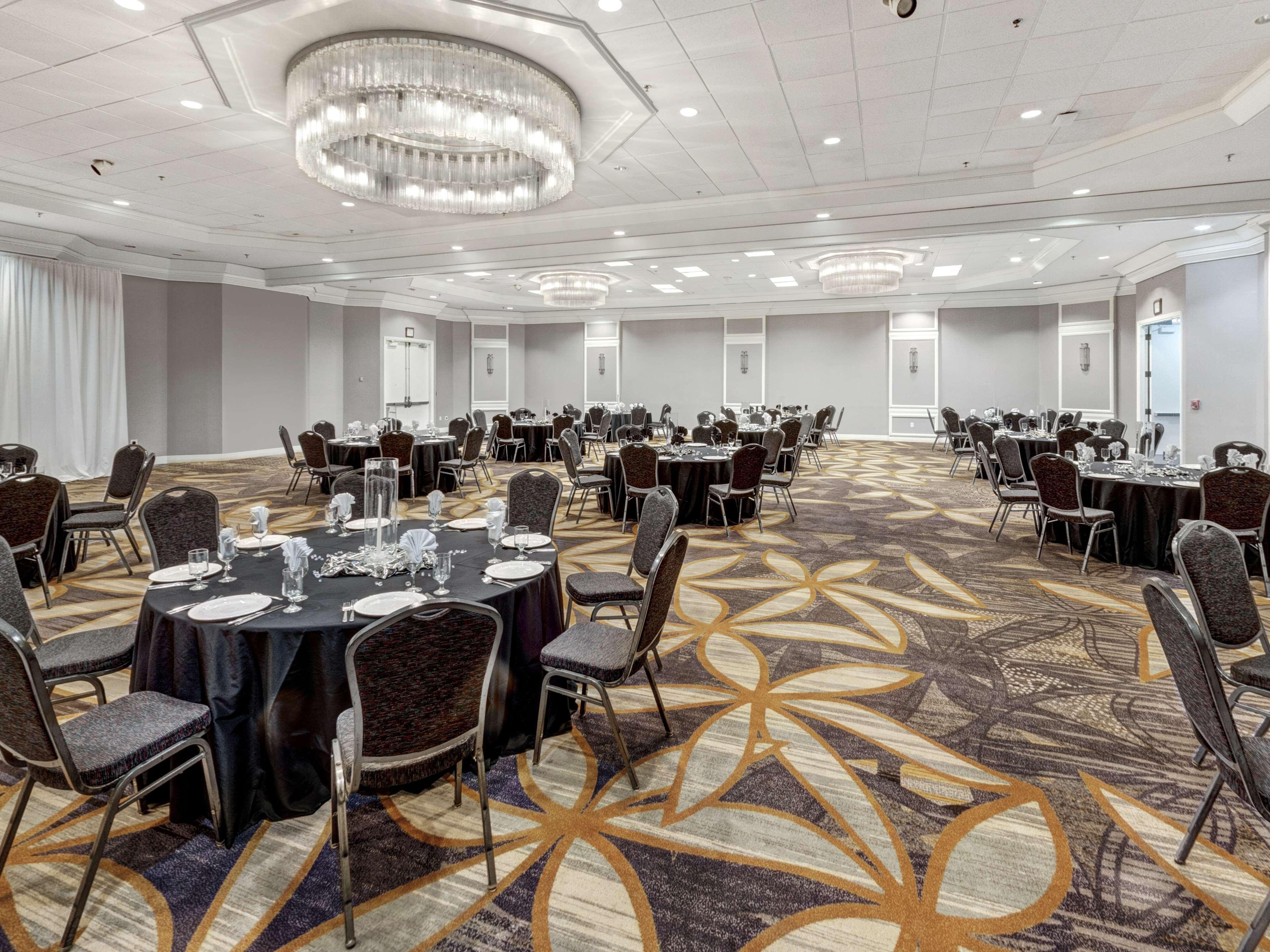 Doubletree By Hilton Wichita Airport Hotel Exterior photo