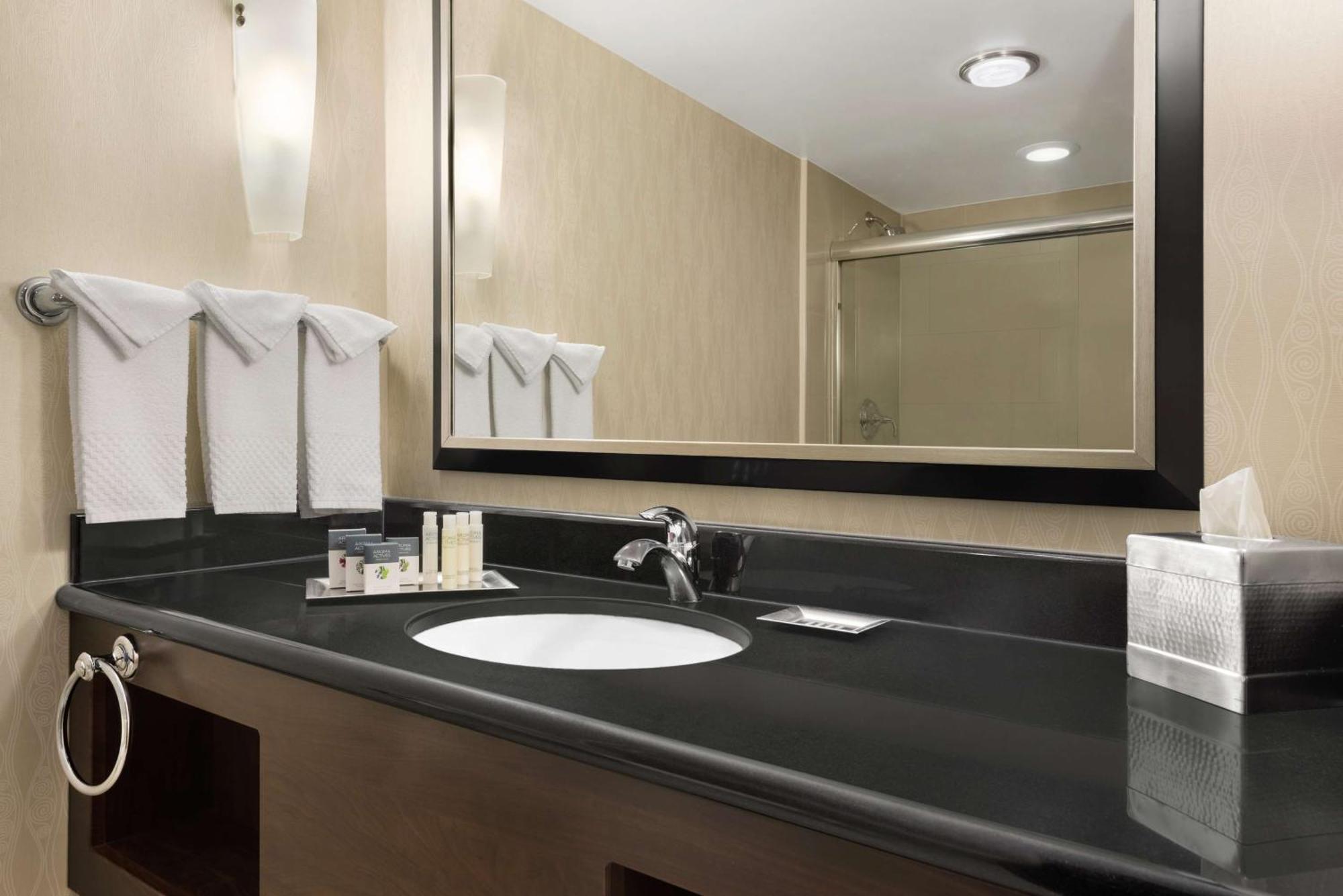 Doubletree By Hilton Wichita Airport Hotel Exterior photo