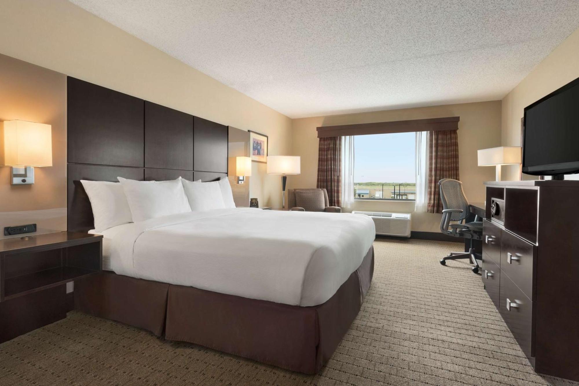 Doubletree By Hilton Wichita Airport Hotel Exterior photo