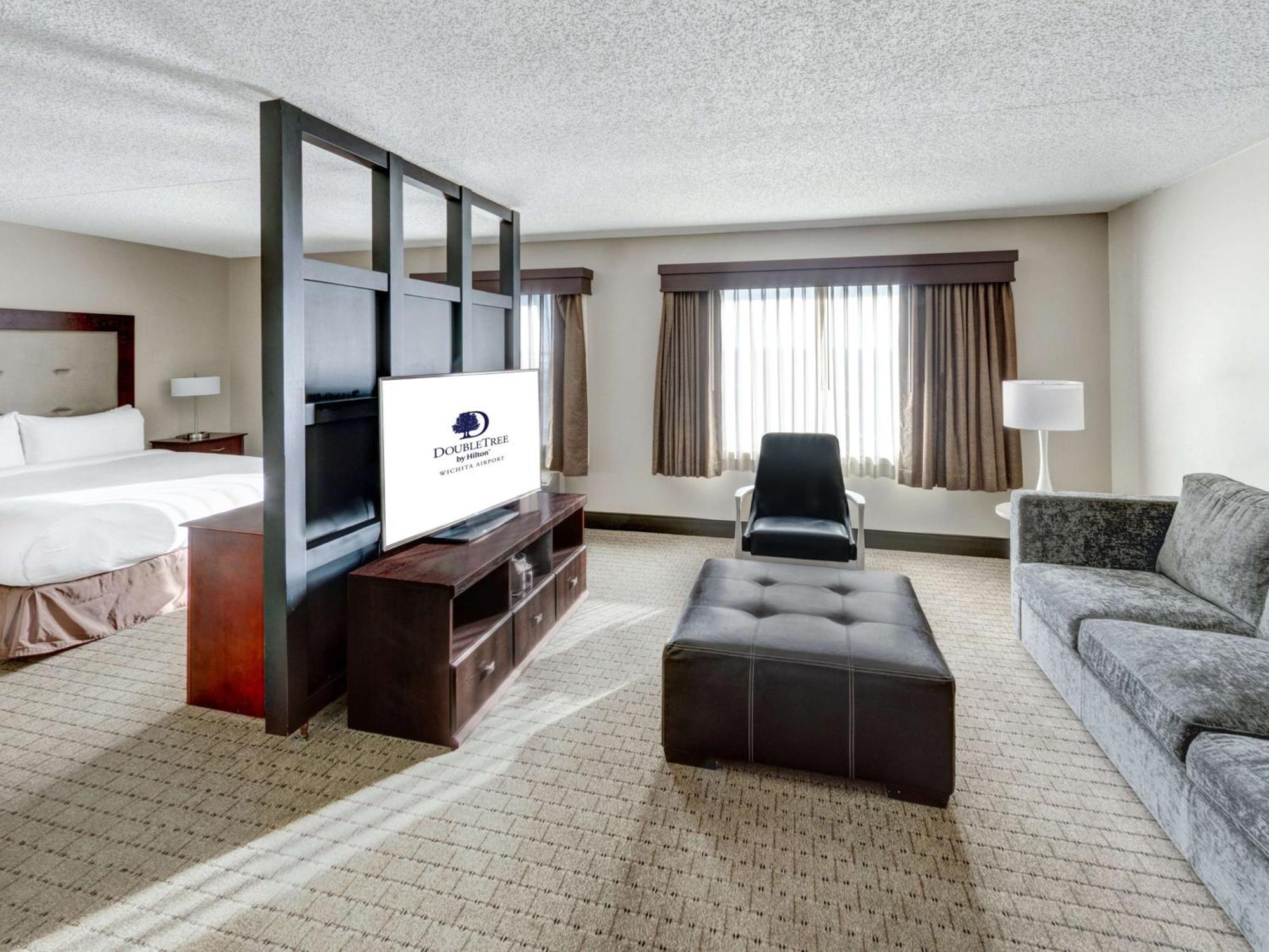 Doubletree By Hilton Wichita Airport Hotel Exterior photo