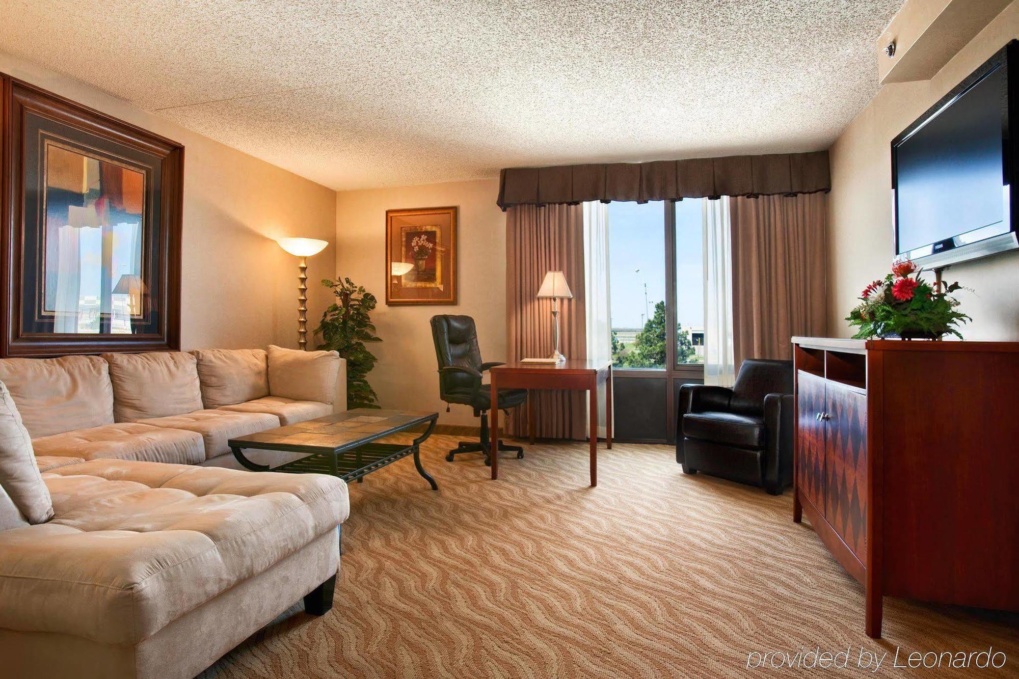 Doubletree By Hilton Wichita Airport Hotel Room photo